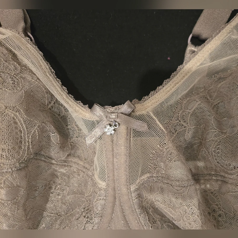 Wacoal Lace Underwire Bra in‎ Taupe